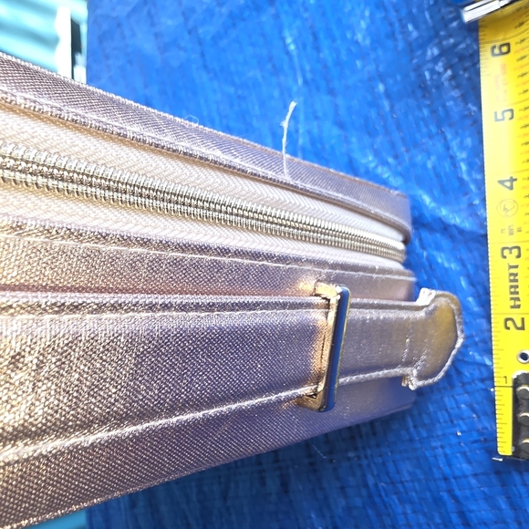 NWOT Lancome Paris Metallic Gold Women's Bag Makeup Case Zipper Travel Kit - Picture 8 of 16
